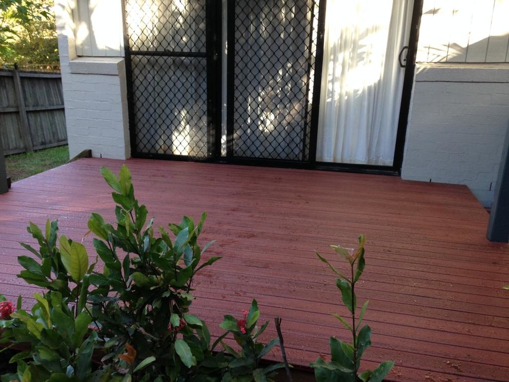 Design ideas for a contemporary deck in Brisbane.