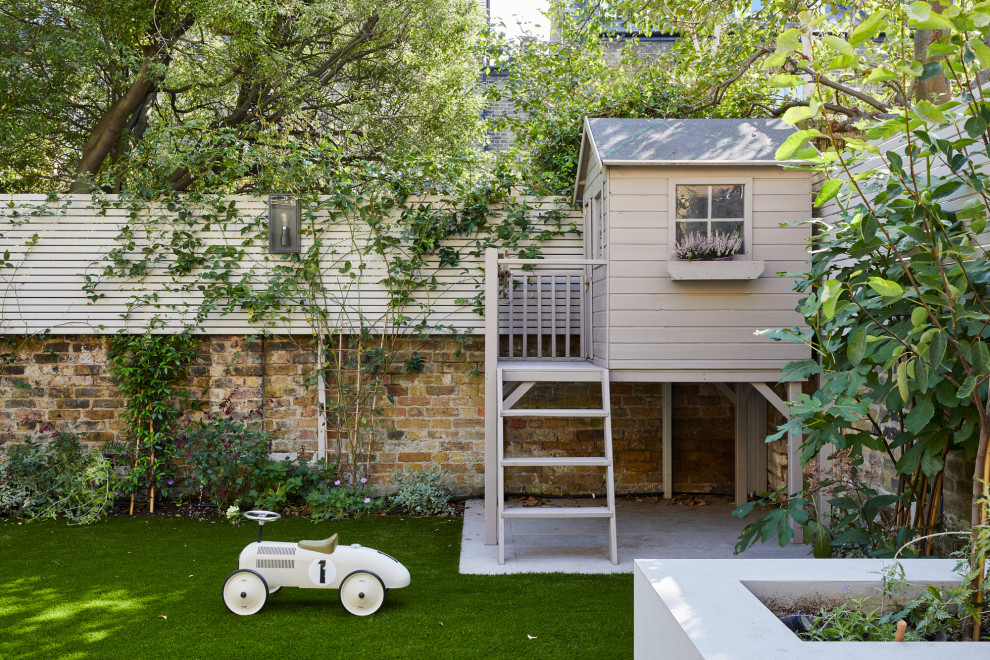 Kleiner Klassischer Garten hinter dem Haus mit Sichtschutz und Holzzaun in London