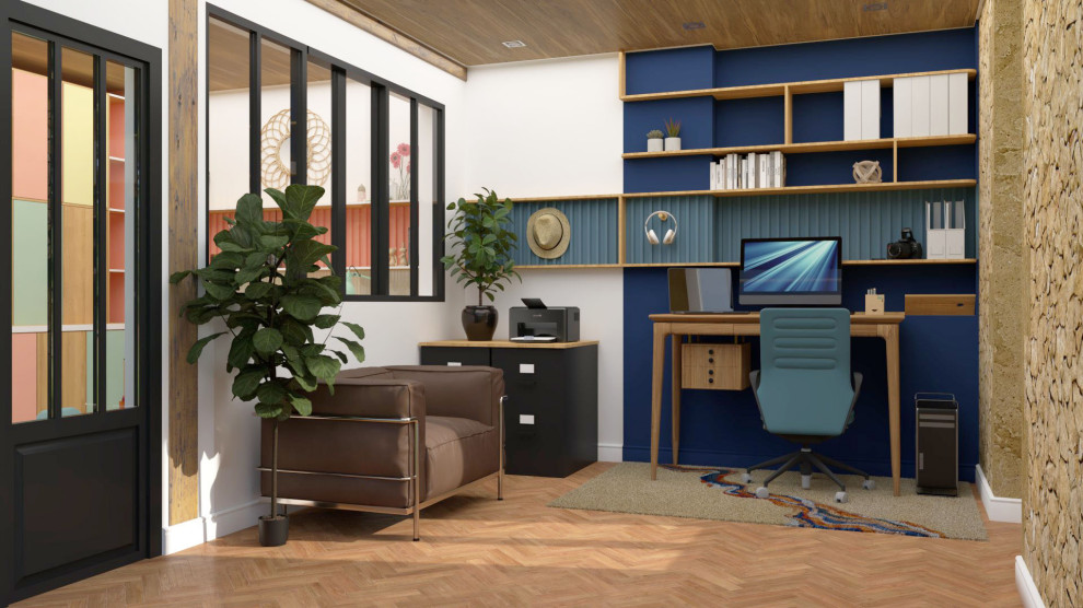 Bild på ett litet funkis hobbyrum, med blå väggar, ljust trägolv och ett fristående skrivbord