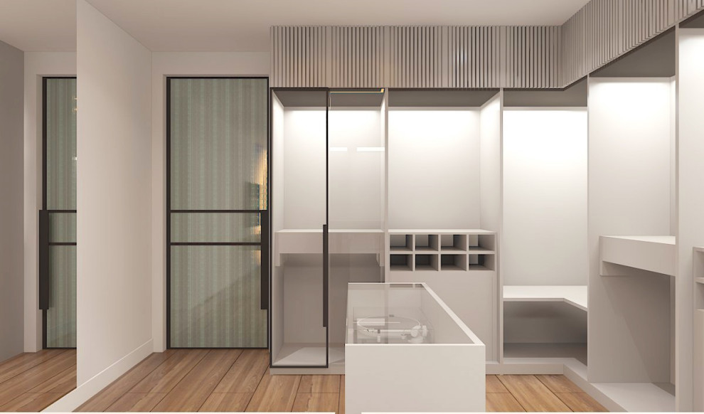Cette photo montre un grand dressing room moderne en bois brun neutre avec un placard à porte vitrée, sol en stratifié, un sol marron et différents designs de plafond.