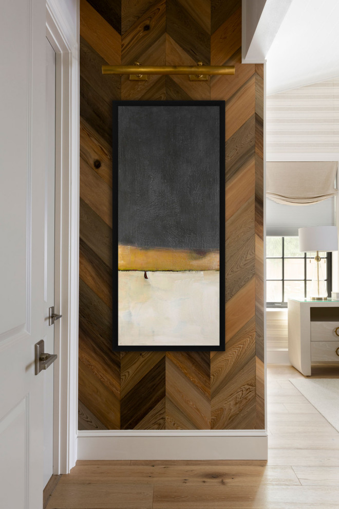 Esempio di una camera da letto design con pareti marroni, pavimento in legno massello medio, pavimento marrone e pareti in legno