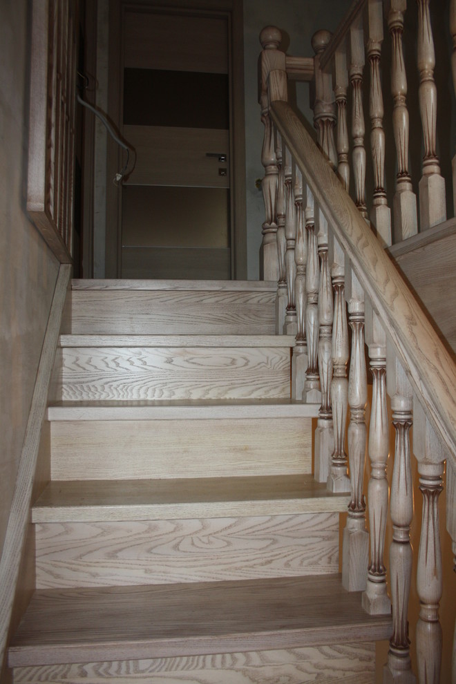 Ясеневая лестница с патинированием