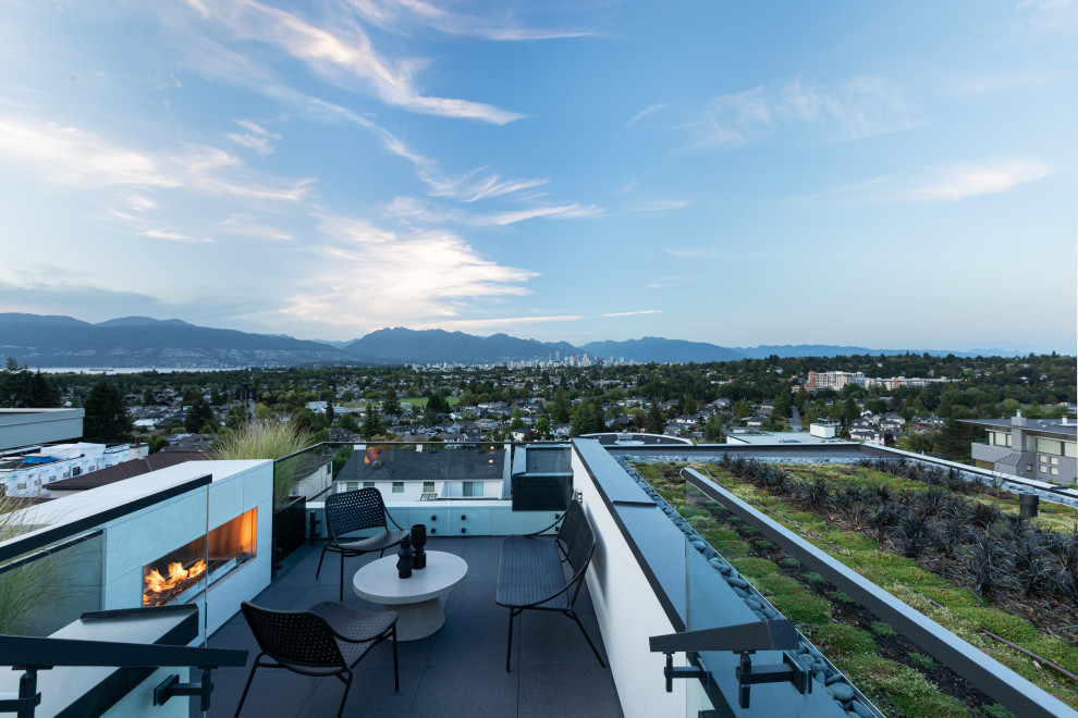 Mittelgroße, Unbedeckte Moderne Dachterrasse im Dach mit Kamin und Glasgeländer in Vancouver