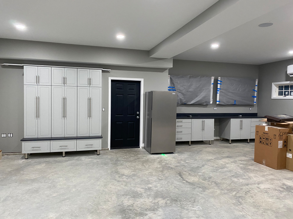 Champaign Living Room with Built in Bar, Drop Zone, and Laundry Room