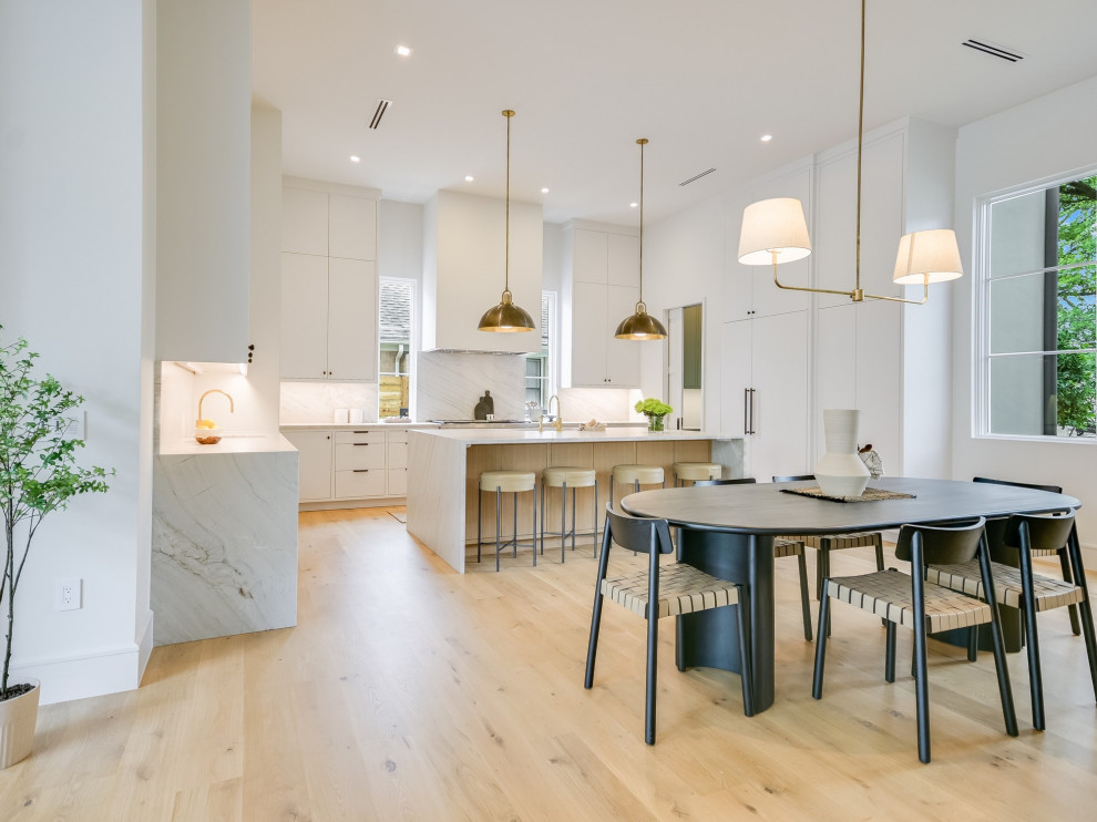 Transitional kitchen photo in Austin