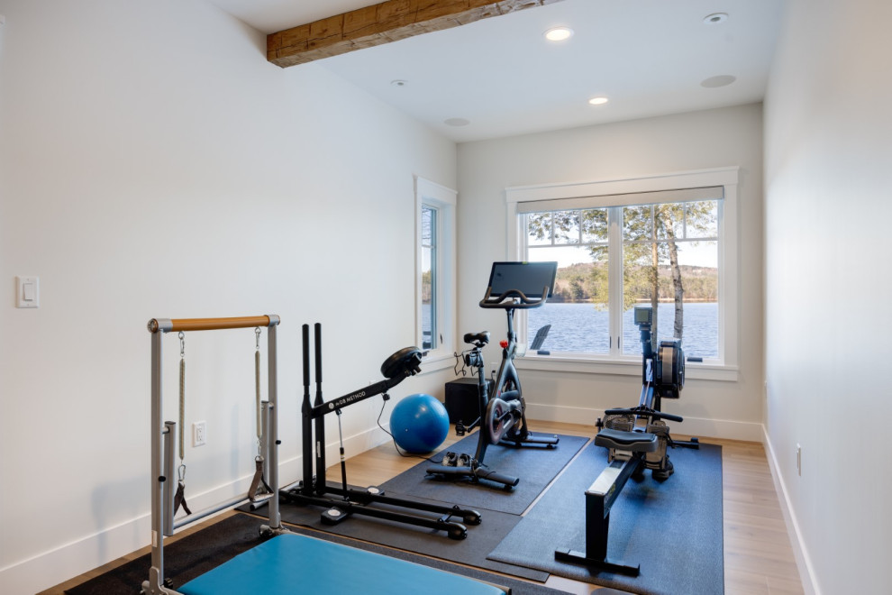 Design ideas for an arts and crafts home gym in Burlington.