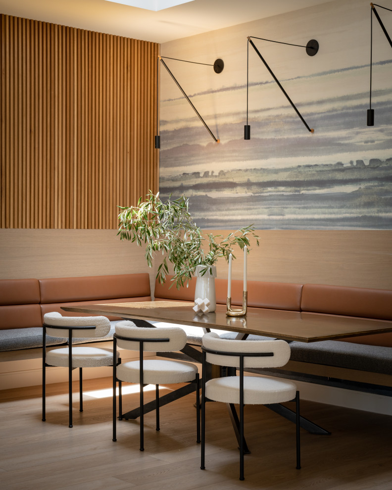 Стильный дизайн: столовая в современном стиле с с кухонным уголком, разноцветными стенами, светлым паркетным полом, обоями на стенах и деревянными стенами - последний тренд