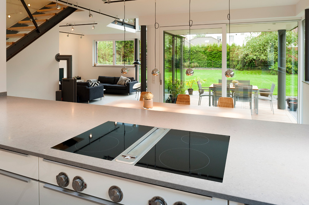 Inspiration for a contemporary kitchen in Hanover.