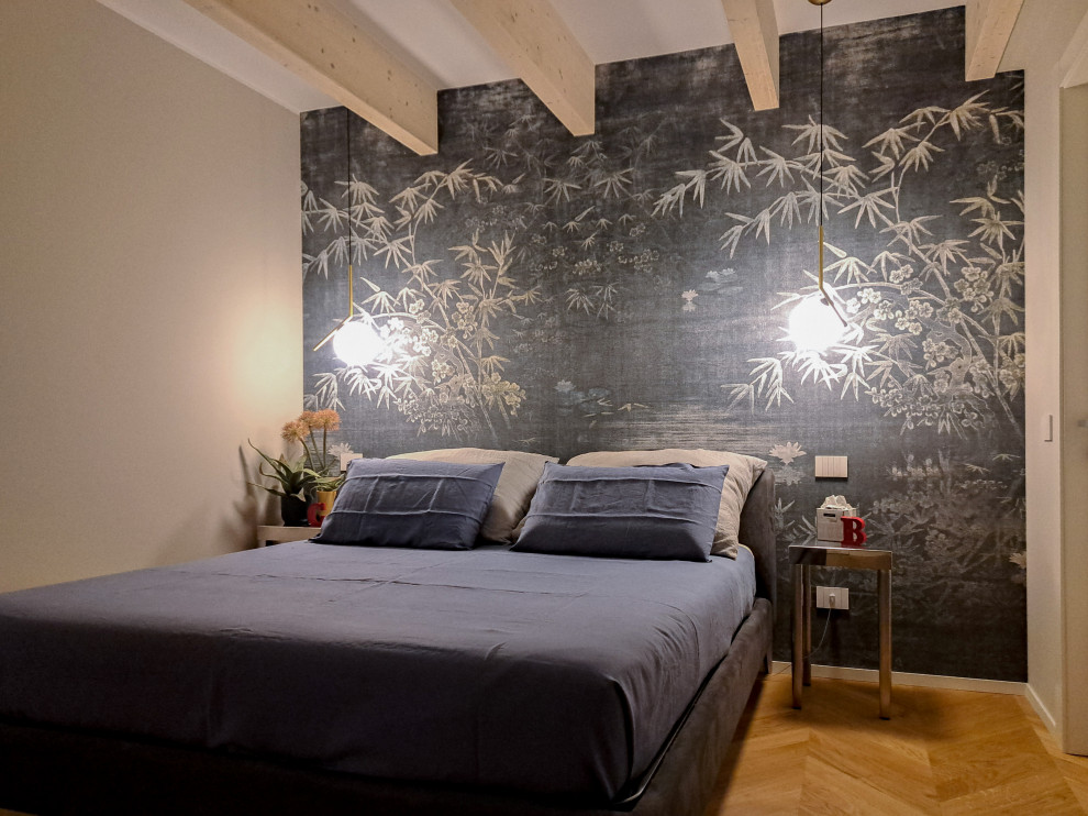 Foto de dormitorio principal contemporáneo de tamaño medio con paredes beige, suelo de madera clara, vigas vistas y papel pintado