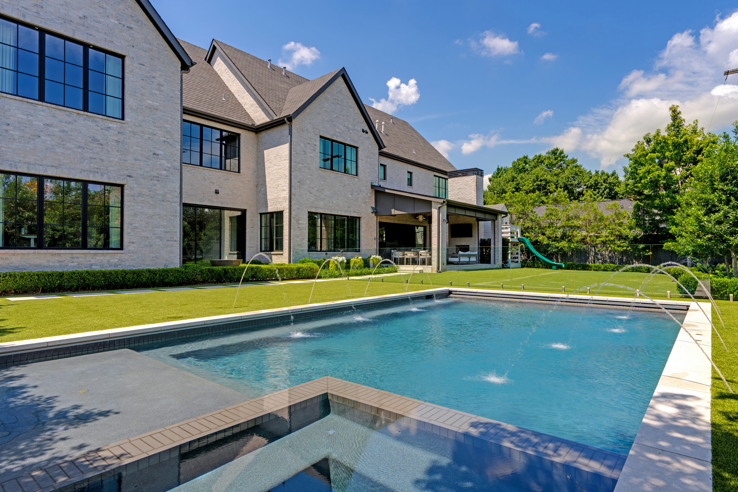 BLUFFVIEW MODERN OASIS