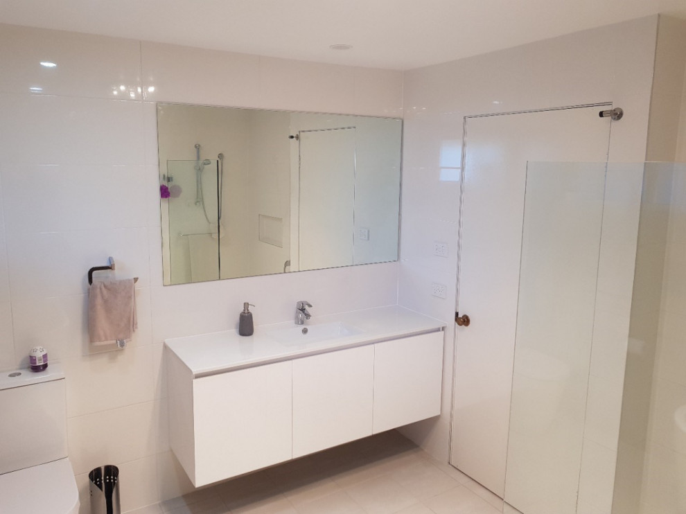 Contemporary bathroom in Sydney.