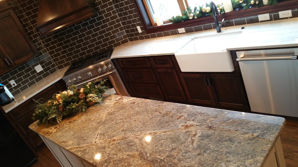 Eat-in kitchen - mid-sized eat-in kitchen idea with an island
