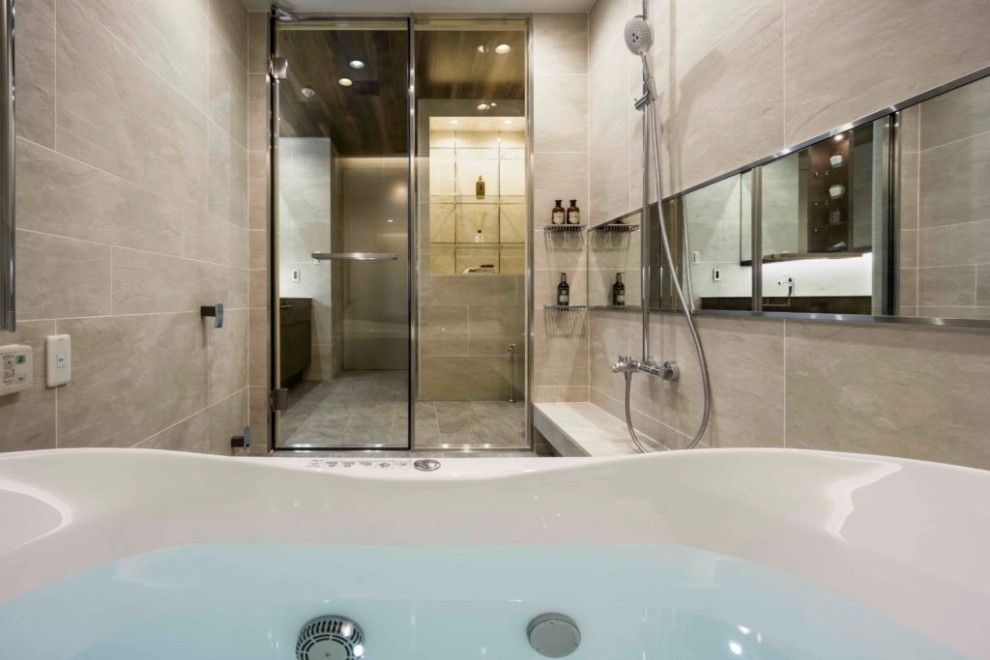 Diseño de cuarto de baño doble y a medida minimalista con bañera encastrada, baldosas y/o azulejos beige, paredes beige, lavabo bajoencimera, suelo beige, encimeras blancas y bandeja