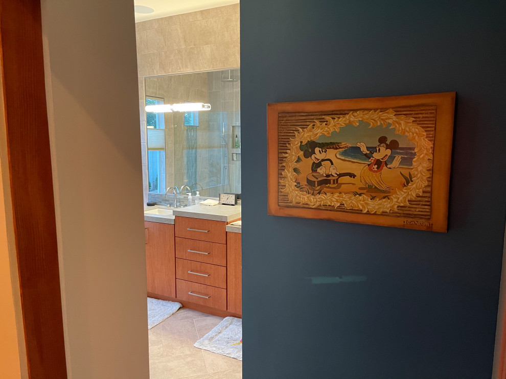 На фото: главная ванная комната среднего размера в стиле ретро с плоскими фасадами, фасадами цвета дерева среднего тона, отдельно стоящей ванной, душем, биде, разноцветной плиткой, керамогранитной плиткой, разноцветными стенами, полом из керамогранита, врезной раковиной, разноцветным полом, душем с распашными дверями, серой столешницей, фартуком, тумбой под две раковины и напольной тумбой