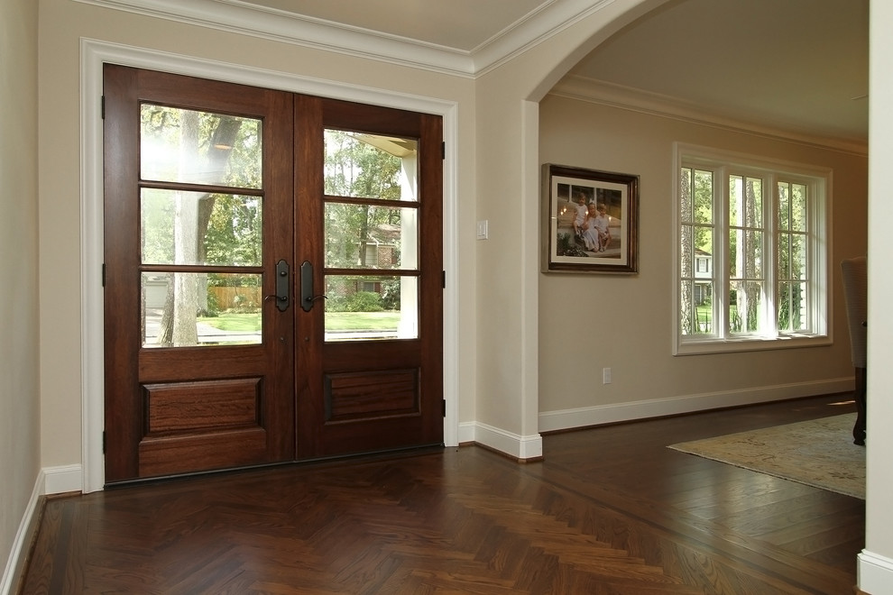 Design ideas for a traditional entryway in Houston.