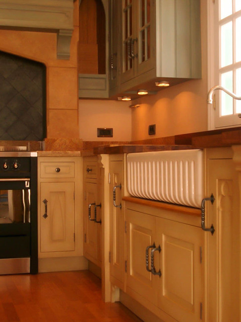 Mediterranean Gothic Framed Kitchen middelhavsstil-koekken