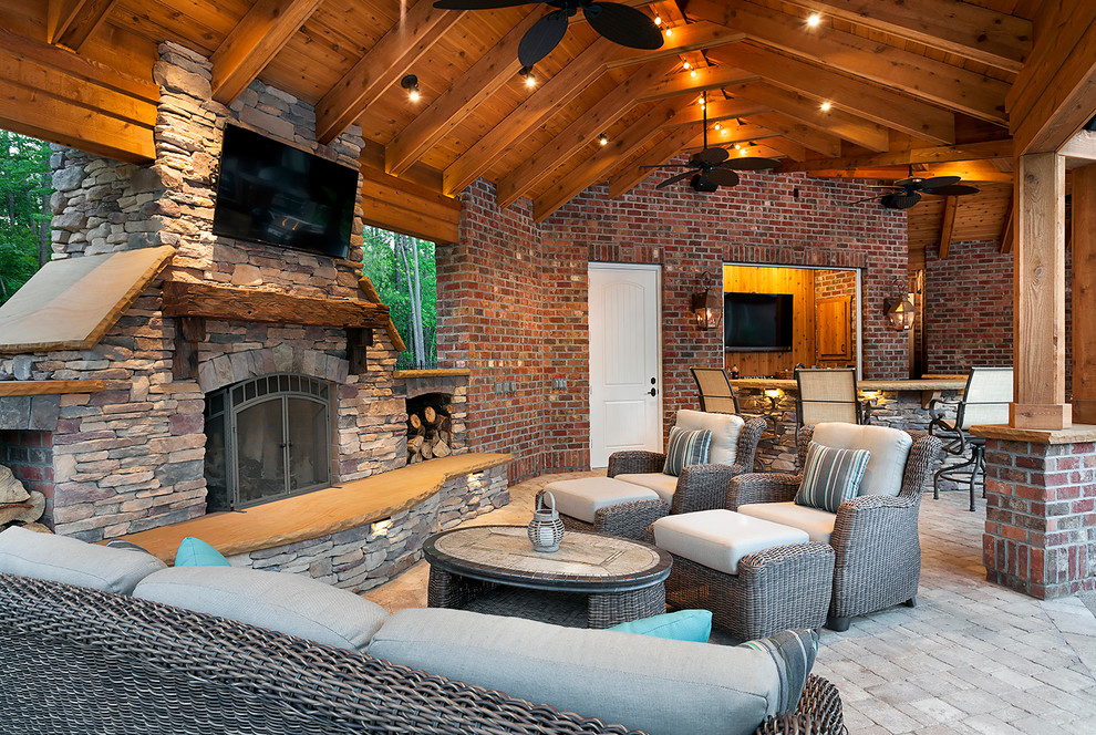 Example of a mountain style home design design in Charleston