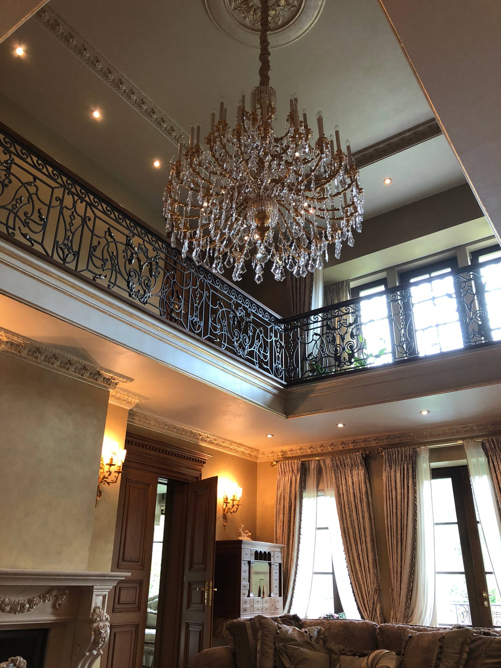 Каминный зал и Людовик 16 (название люстры)