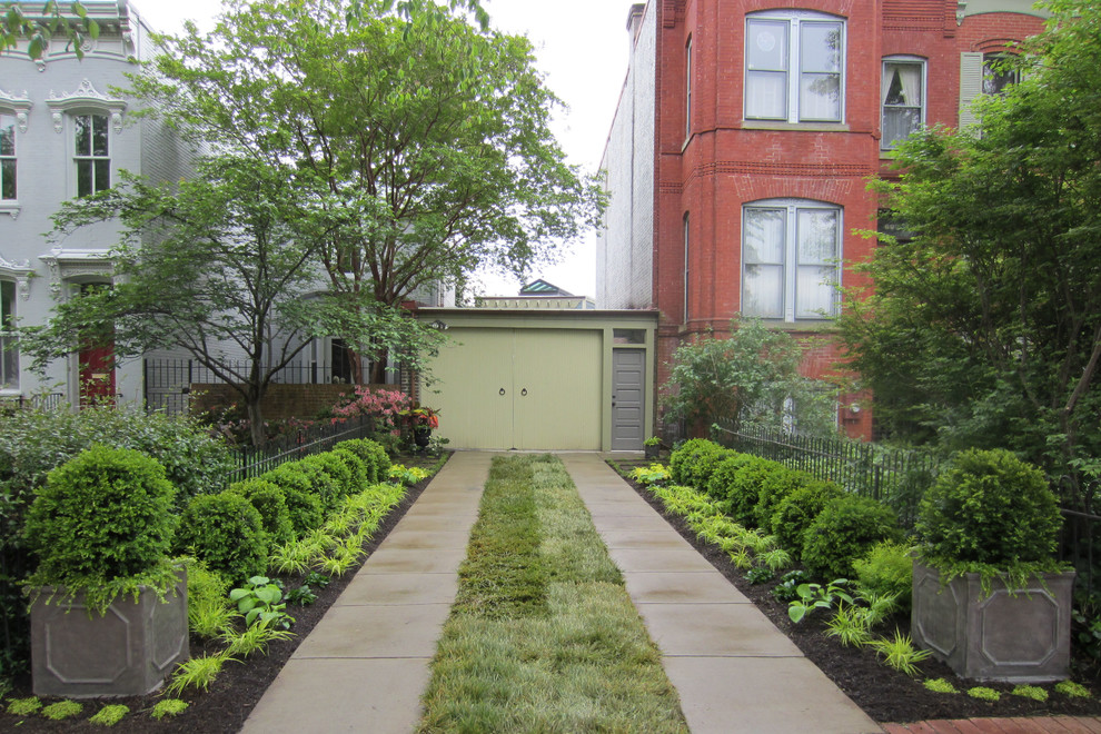 Mittelgroßer Klassischer Vorgarten mit Auffahrt, Betonboden und direkter Sonneneinstrahlung in Washington, D.C.