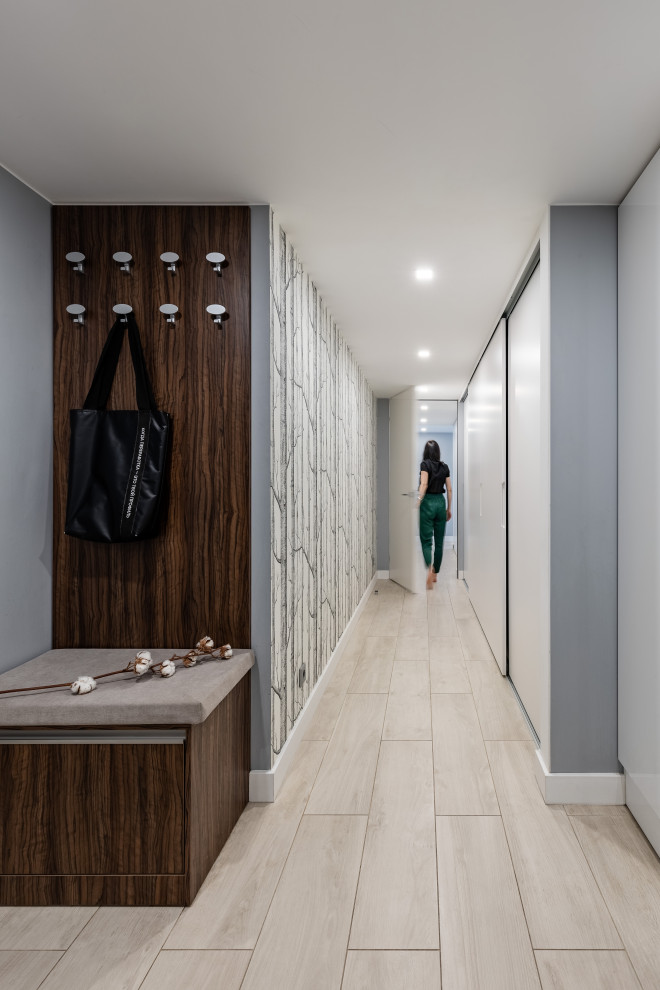 Inspiration för mellanstora minimalistiska hallar, med vita väggar, klinkergolv i keramik och beiget golv