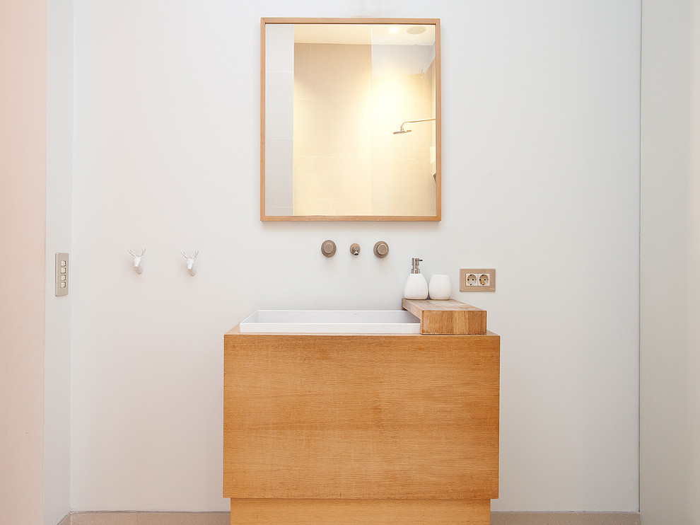 Ejemplo de aseo contemporáneo pequeño con armarios con paneles lisos, puertas de armario de madera oscura, paredes blancas, lavabo encastrado, encimera de madera y encimeras marrones