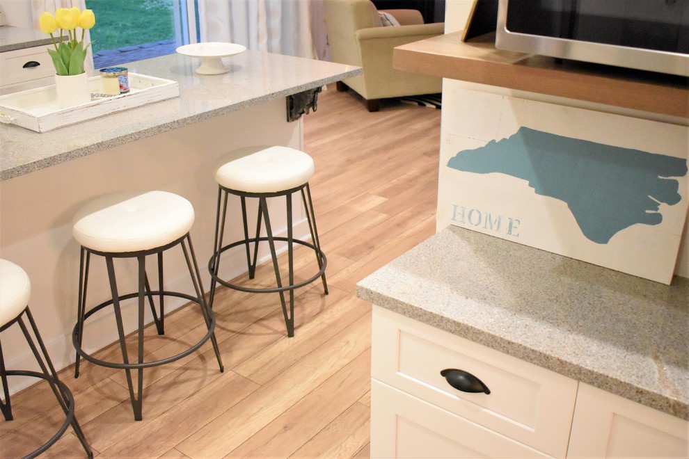 Transitional kitchen photo in Charlotte