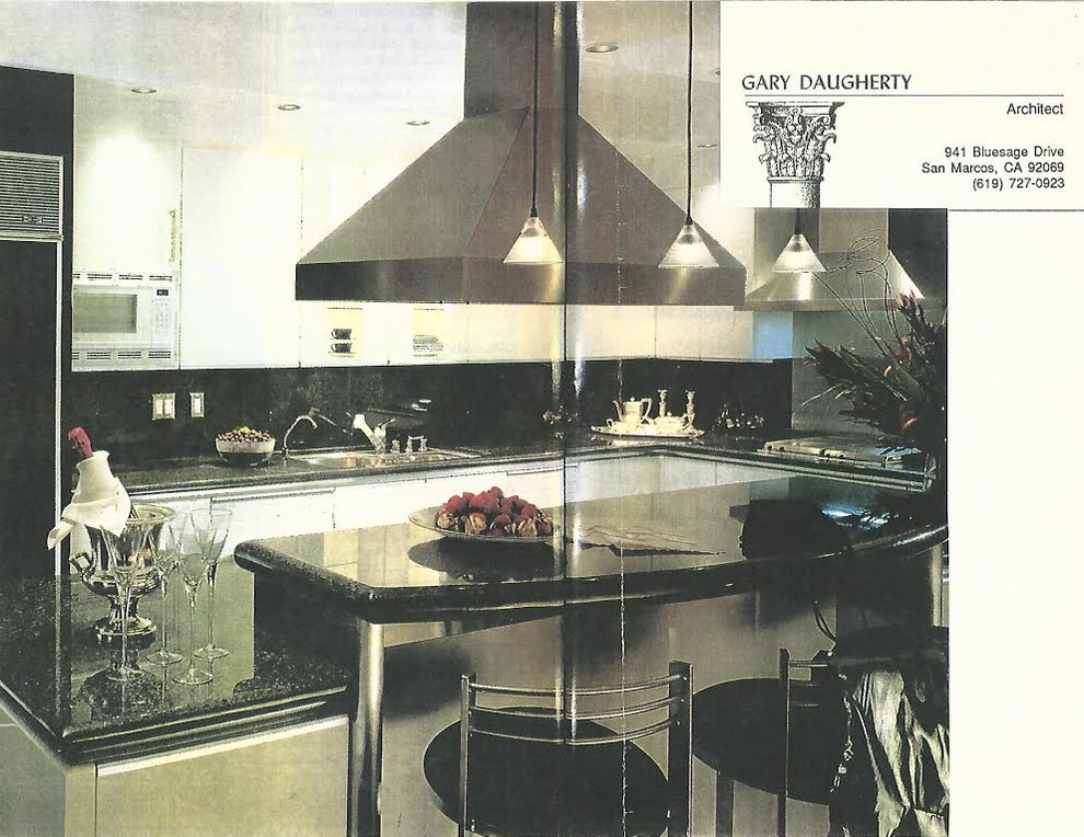 Example of a kitchen design in San Diego