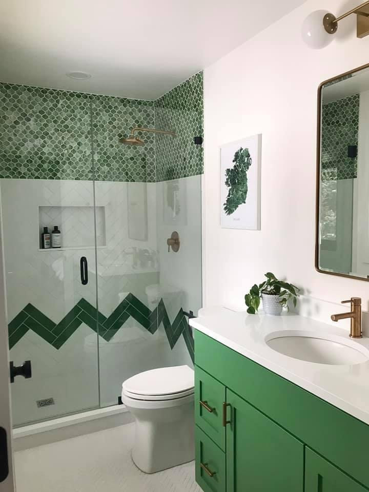 Свежая идея для дизайна: ванная комната с плоскими фасадами, зелеными фасадами, раздельным унитазом, зеленой плиткой, плиткой из листового стекла, белыми стенами, полом из мозаичной плитки, врезной раковиной, столешницей из искусственного кварца, белым полом, душем с распашными дверями, белой столешницей, нишей, тумбой под одну раковину и встроенной тумбой - отличное фото интерьера