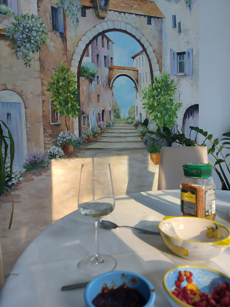 Роспись стены в столовой