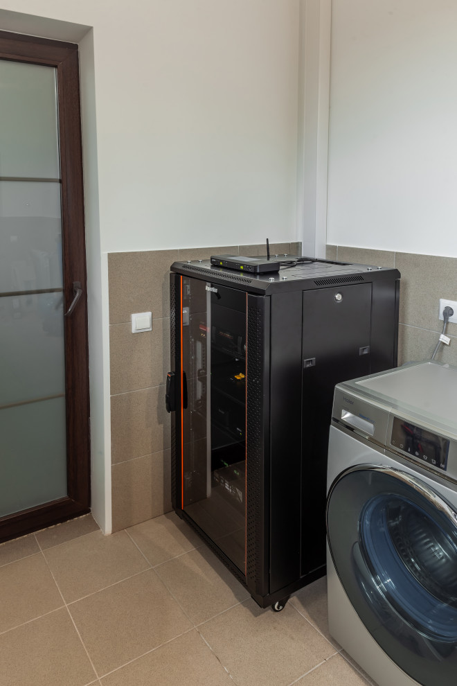 Гостевой домик с домашним кинотеатром в стиле лофт.