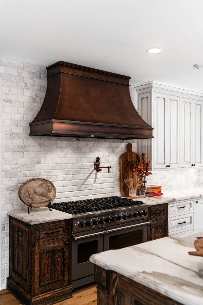 Idéer för att renovera ett mellanstort lantligt vit vitt kök och matrum, med luckor med profilerade fronter, skåp i mörkt trä, marmorbänkskiva, vitt stänkskydd, stänkskydd i marmor, rostfria vitvaror, ljust trägolv, en köksö och brunt golv