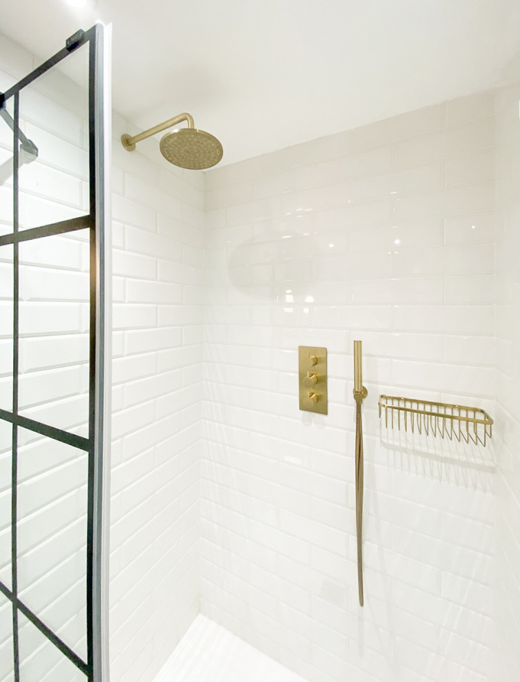 Inspiration för ett litet eklektiskt vit vitt badrum med dusch, med släta luckor, grå skåp, en kantlös dusch, en vägghängd toalettstol, vit kakel, tunnelbanekakel, grå väggar, cementgolv, ett fristående handfat, marmorbänkskiva, grått golv och dusch med gångjärnsdörr