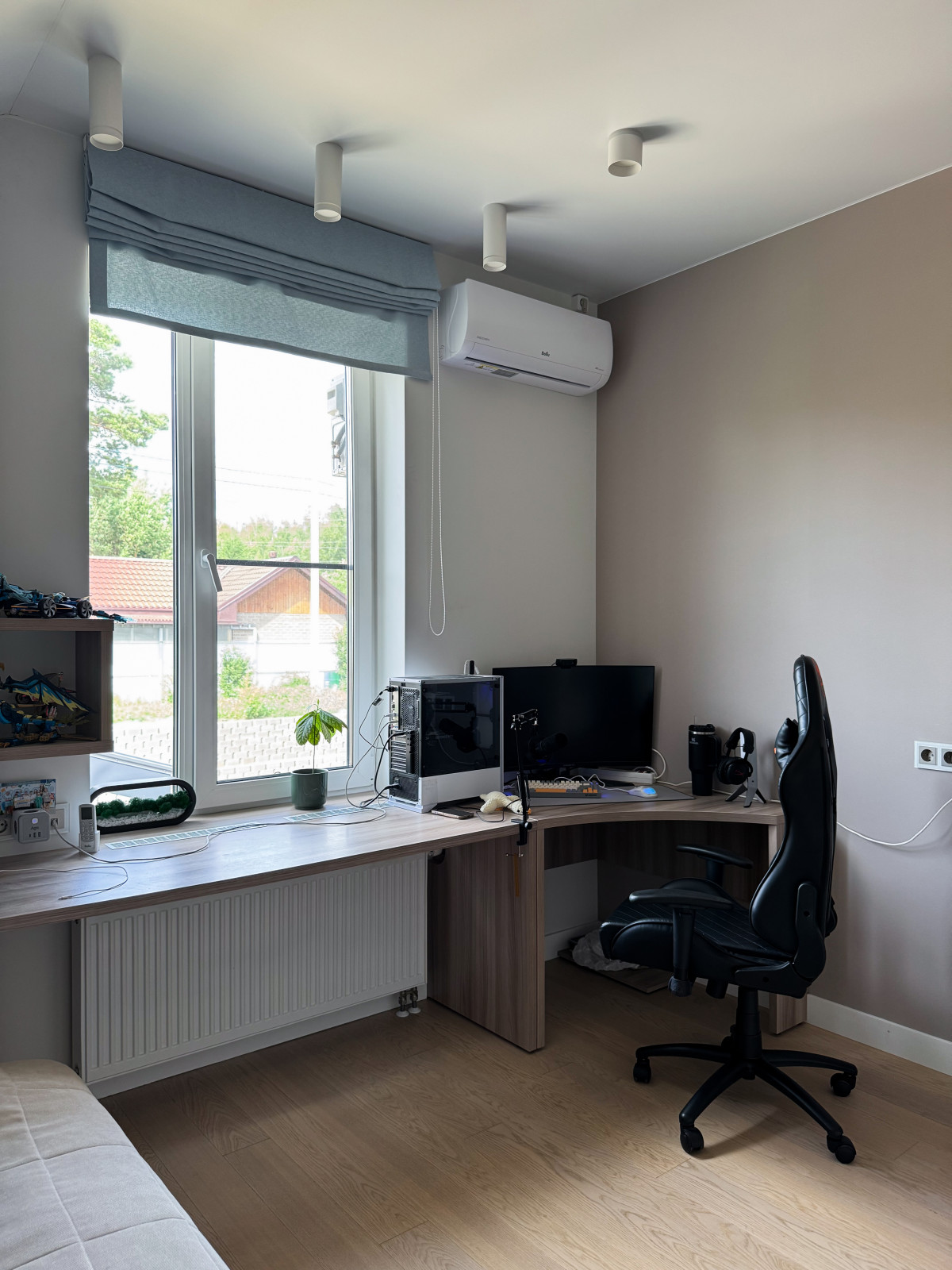 Рабочий стол с дополнительным местом для монитора