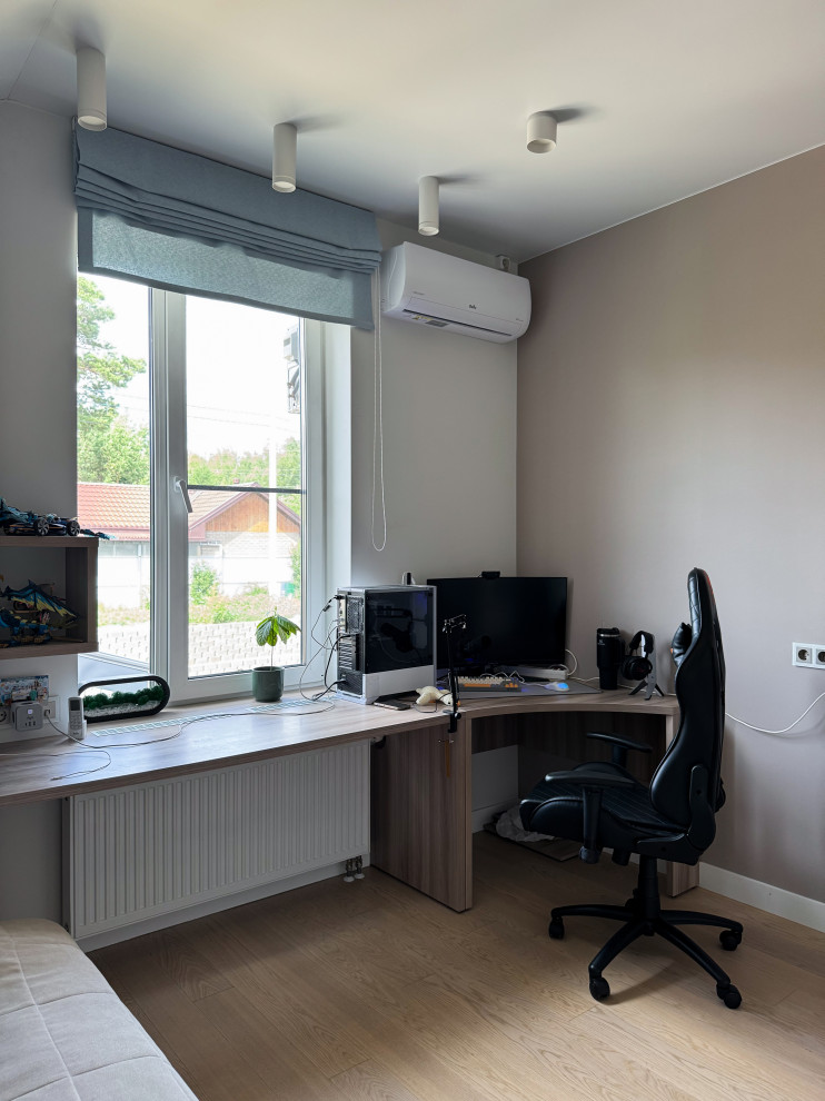 Рабочий стол с дополнительным местом для монитора