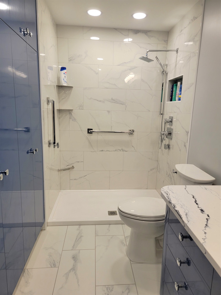 Пример оригинального дизайна: главная, серо-белая ванная комната среднего размера в современном стиле с плоскими фасадами, синими фасадами, открытым душем, раздельным унитазом, белой плиткой, керамической плиткой, серыми стенами, полом из керамической плитки, врезной раковиной, столешницей из искусственного кварца, белым полом, душем с раздвижными дверями, белой столешницей, тумбой под одну раковину, встроенной тумбой и зеркалом с подсветкой