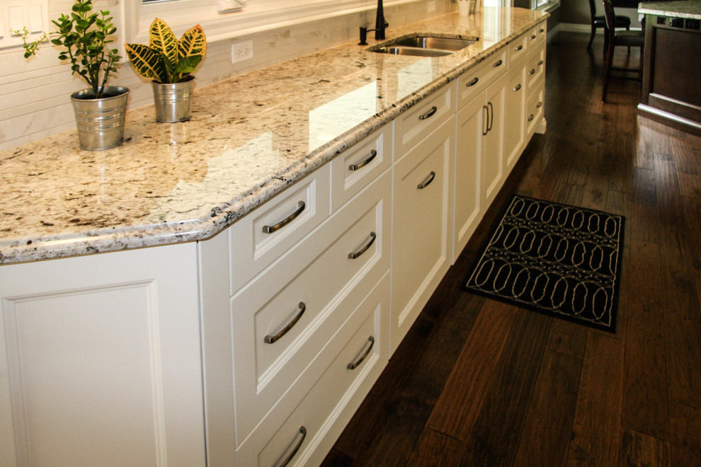 Kitchen - traditional kitchen idea in Toronto