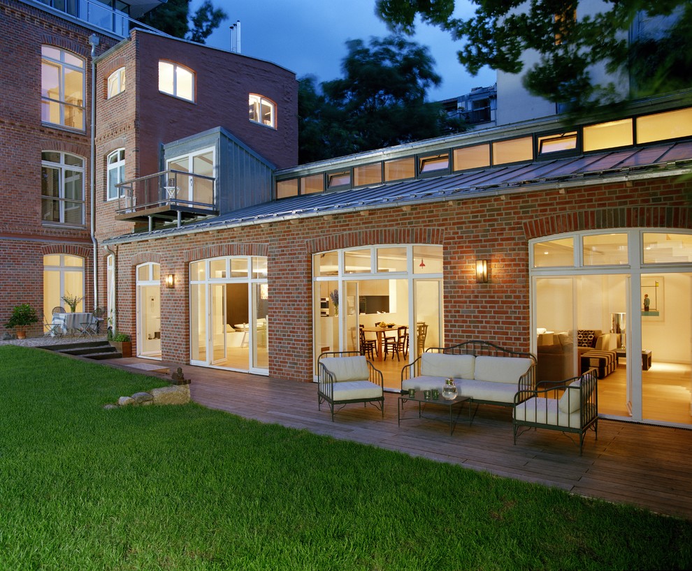Geräumige, Unbedeckte Klassische Terrasse hinter dem Haus in Berlin