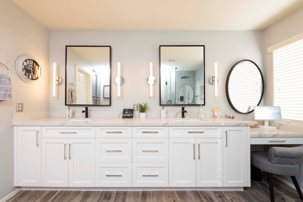 Foto di una stanza da bagno padronale minimal con ante bianche, top in quarzite, top bianco, due lavabi e mobile bagno incassato