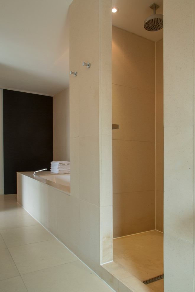 This is an example of a contemporary bathroom in Amsterdam.