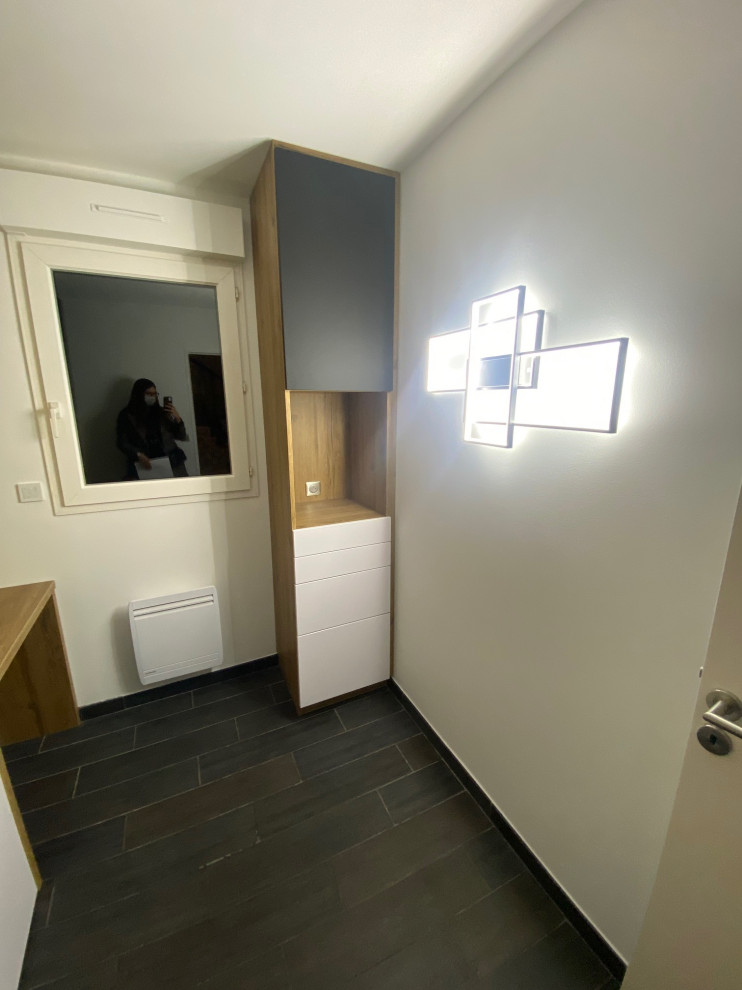 Bureau autour d'un conduit de cheminée