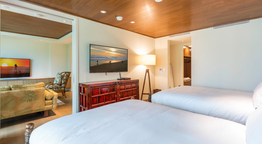 Maritimes Schlafzimmer mit weißer Wandfarbe, beigem Boden und Holzdecke in Hawaii