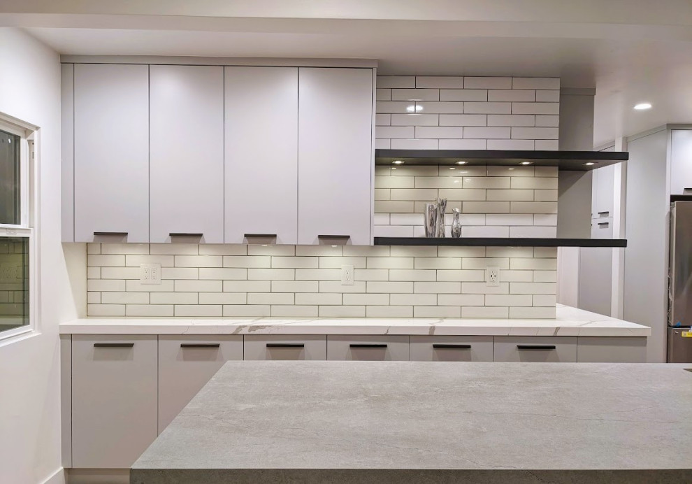 Inredning av ett modernt mellanstort grå grått kök, med en undermonterad diskho, släta luckor, grå skåp, bänkskiva i koppar, vitt stänkskydd, stänkskydd i cementkakel, rostfria vitvaror, mellanmörkt trägolv, en köksö och brunt golv