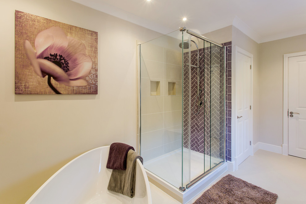 Großes Modernes Badezimmer En Suite mit weißen Schränken, freistehender Badewanne, bodengleicher Dusche, Toilette mit Aufsatzspülkasten, beiger Wandfarbe, Einbauwaschbecken, Schiebetür-Duschabtrennung, Einzelwaschbecken, eingebautem Waschtisch, Tapetendecke und Tapetenwänden in Oxfordshire