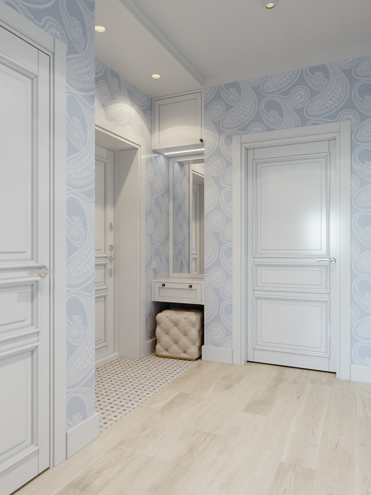 Прихожая-коридор в трехкомнатной квартире