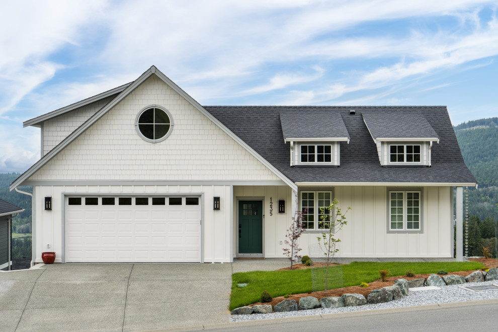 Dreistöckiges Klassisches Einfamilienhaus mit Faserzement-Fassade, weißer Fassadenfarbe, Mansardendach, Schindeldach, schwarzem Dach und Wandpaneelen in Vancouver