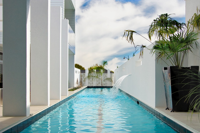 Lap Pool towards entry moderne-pool
