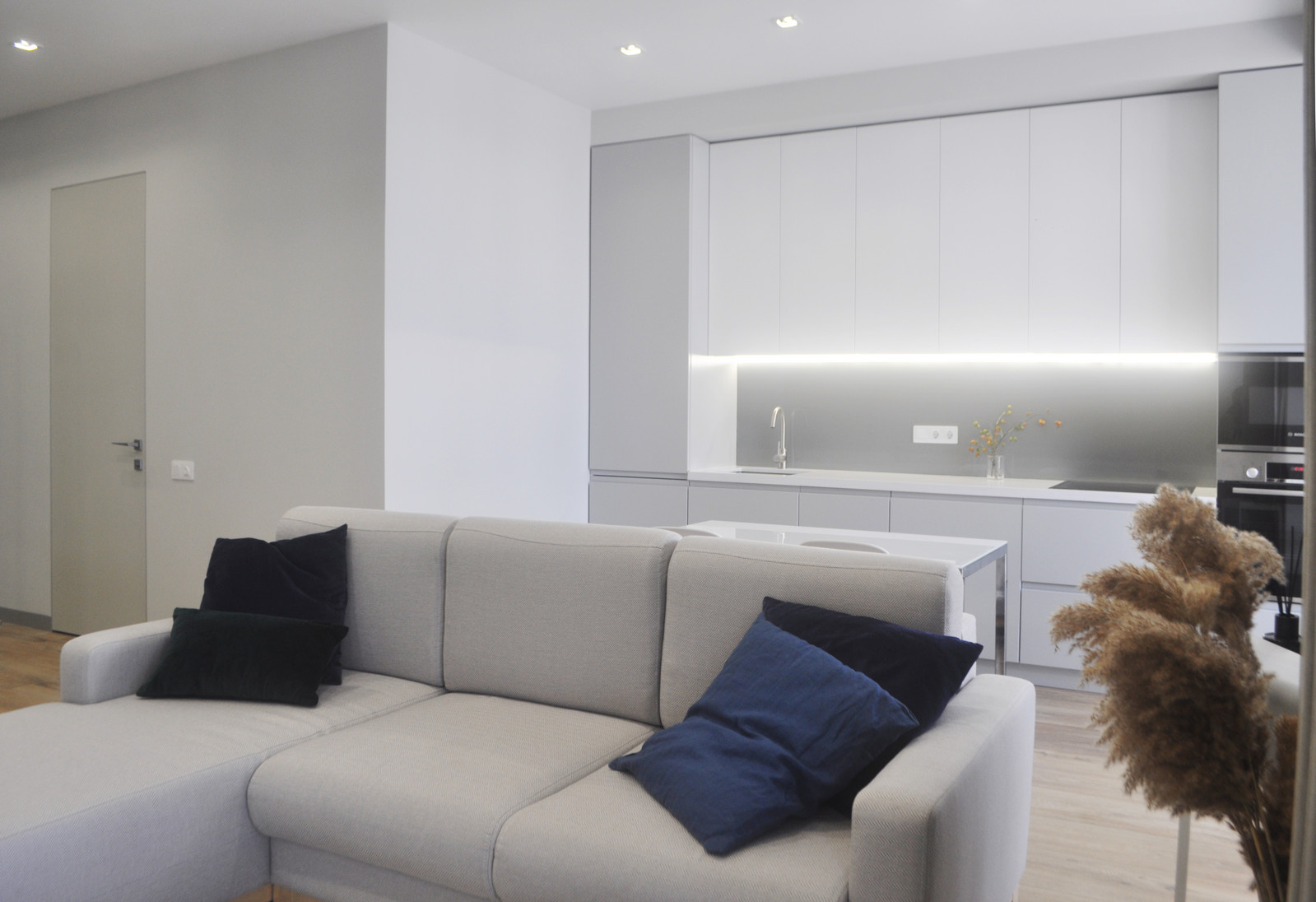 Стильная квартира для молодой семьи с чудесным песиком!