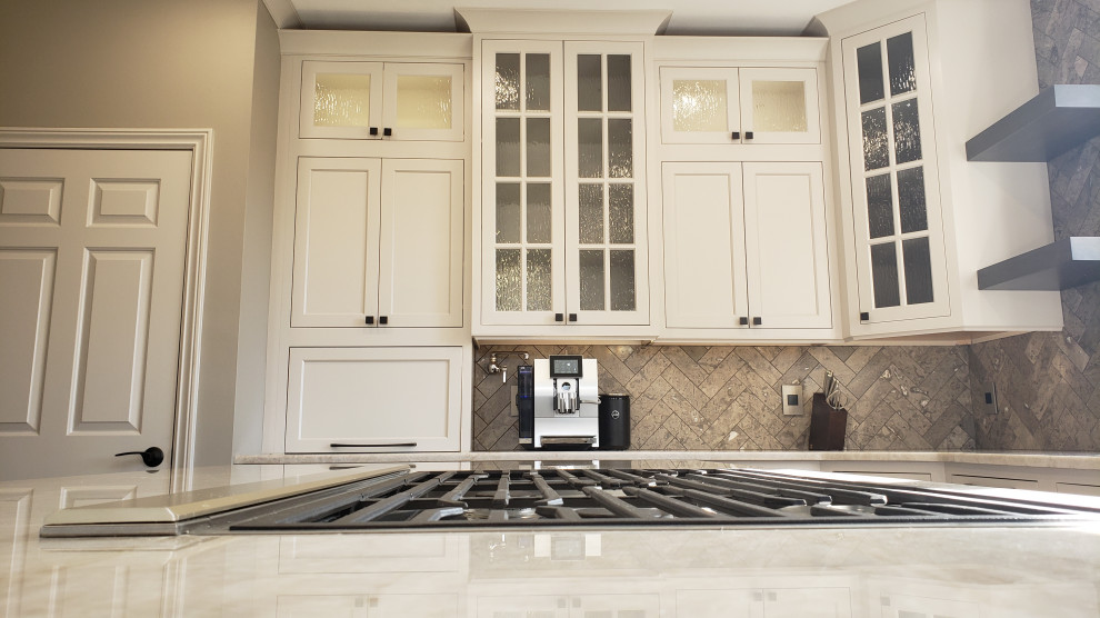 Exempel på ett mellanstort klassiskt flerfärgad flerfärgat kök, med en dubbel diskho, skåp i shakerstil, grå skåp, bänkskiva i kvarts, flerfärgad stänkskydd, stänkskydd i mosaik, rostfria vitvaror, mörkt trägolv, en köksö och flerfärgat golv