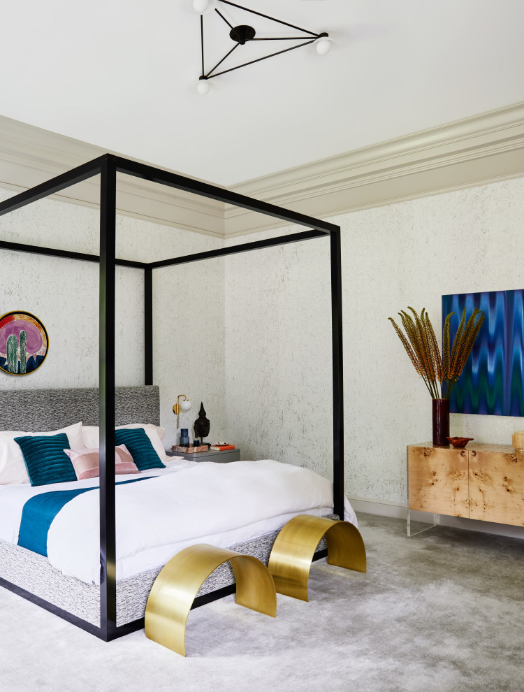 Geräumiges Modernes Hauptschlafzimmer mit grauer Wandfarbe, Teppichboden und Tapetenwänden in New York