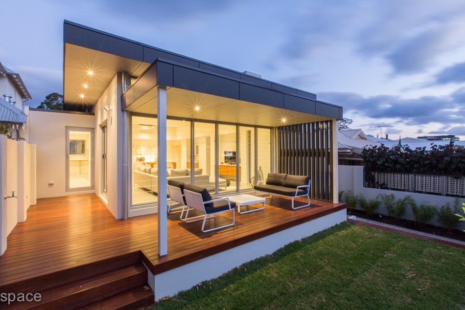 Photo of a contemporary deck in Perth with a roof extension.